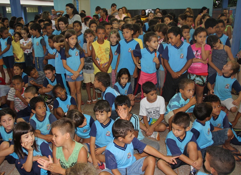 Administração entrega uniformes na Massami Koga